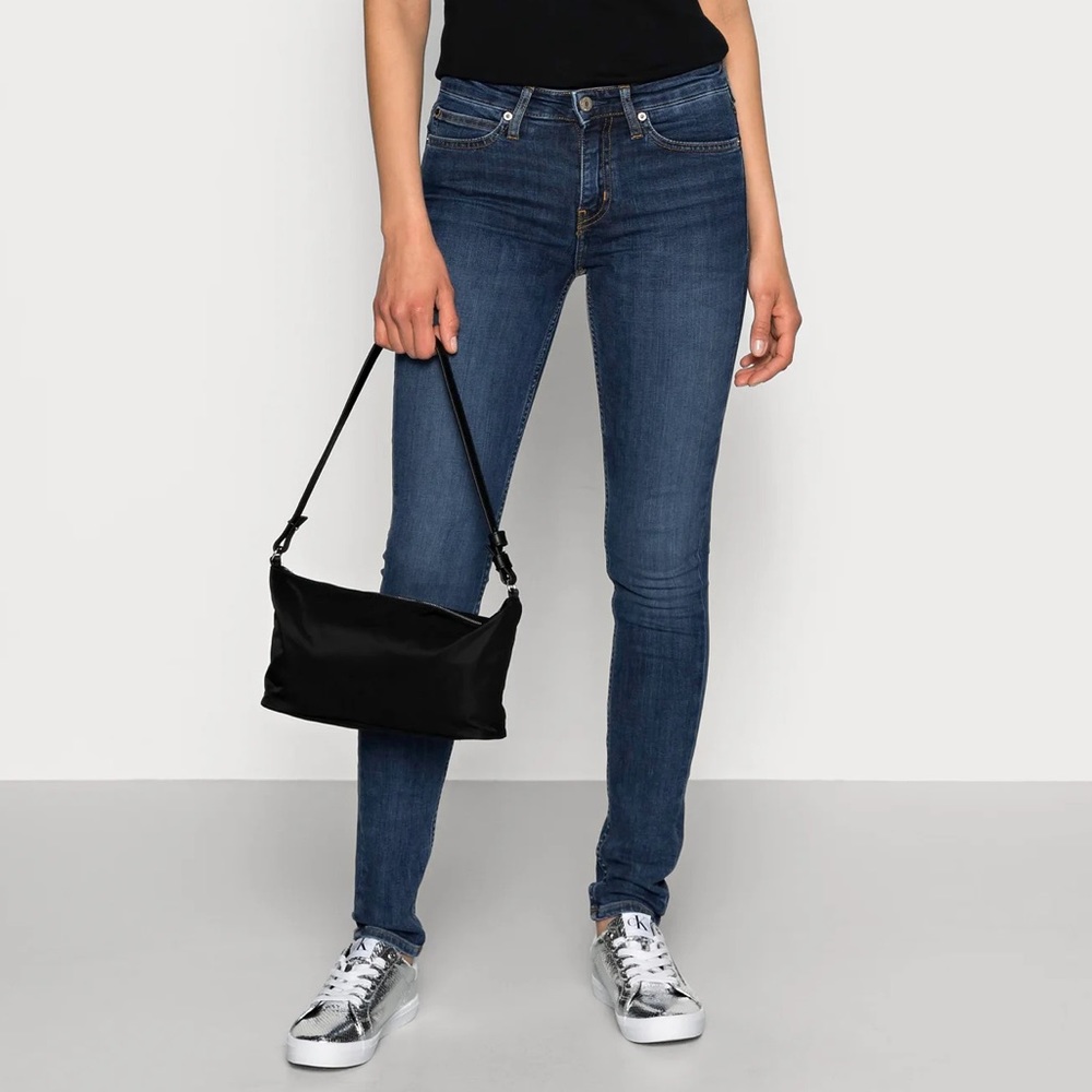 NWT Calvin Klein skinny mid rise jeans size 4